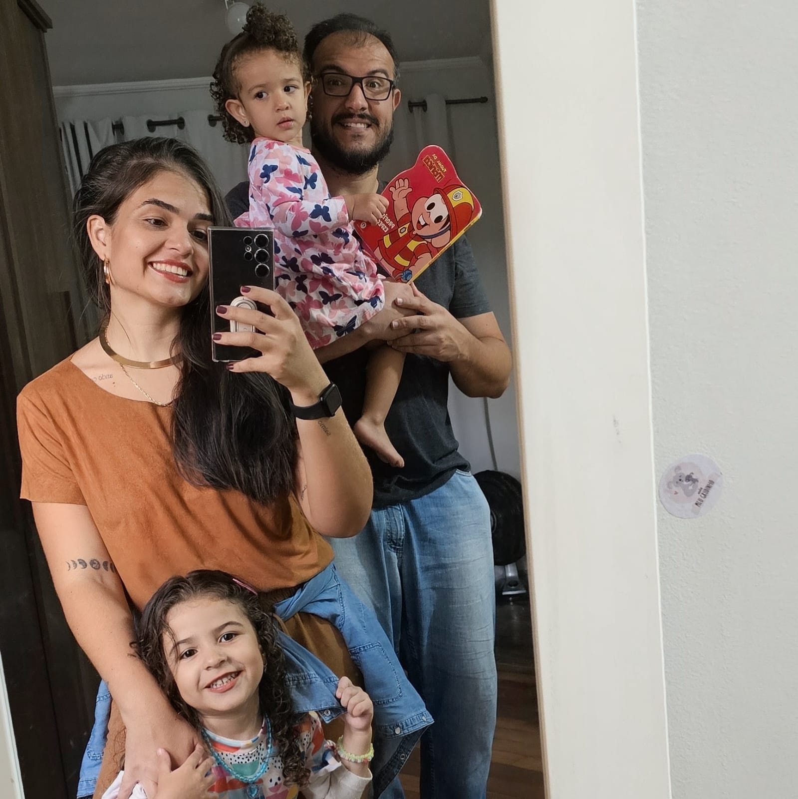 Selfie da família no espelho