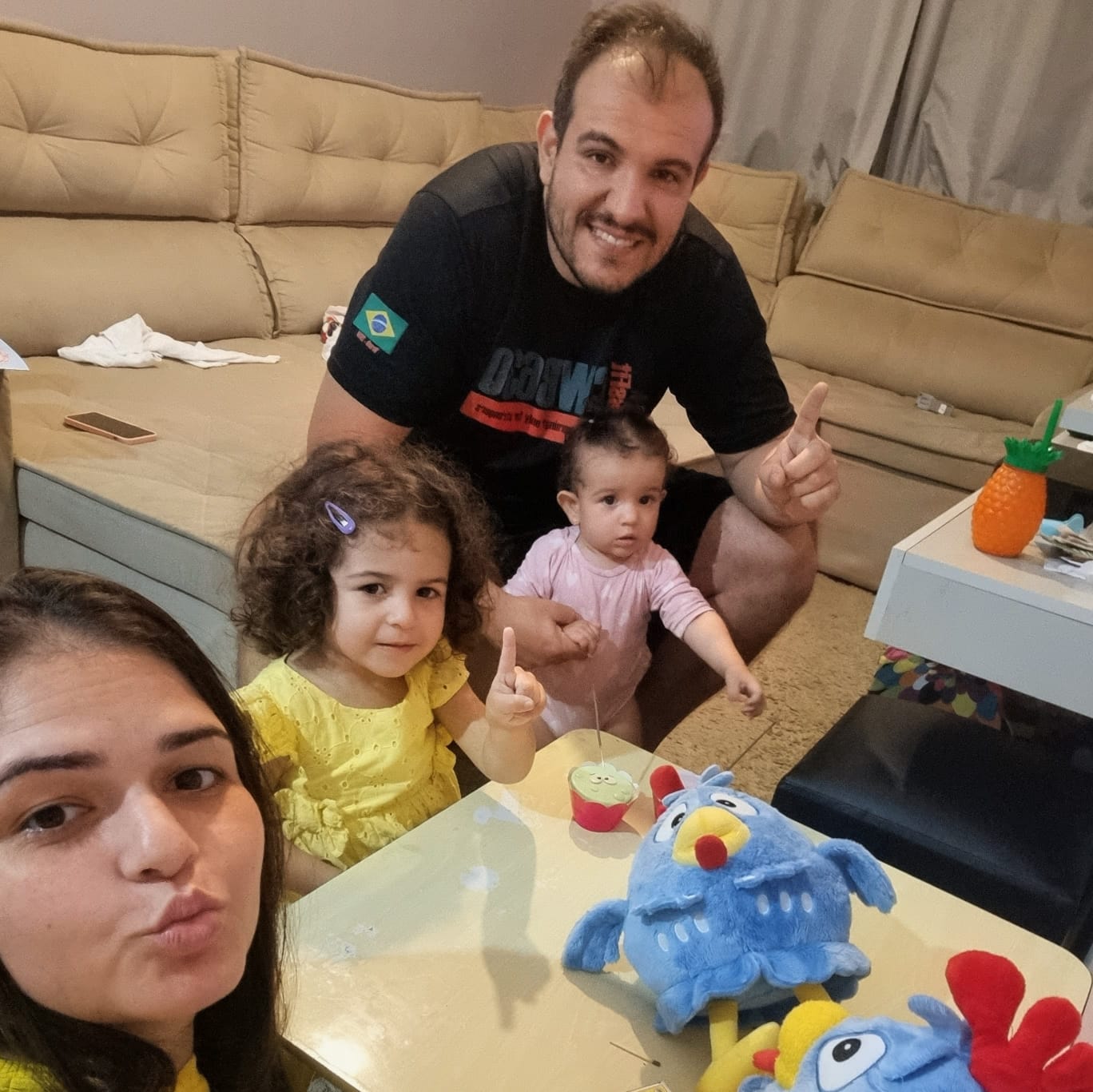 Selfie da família com a Galinha Pintadinha